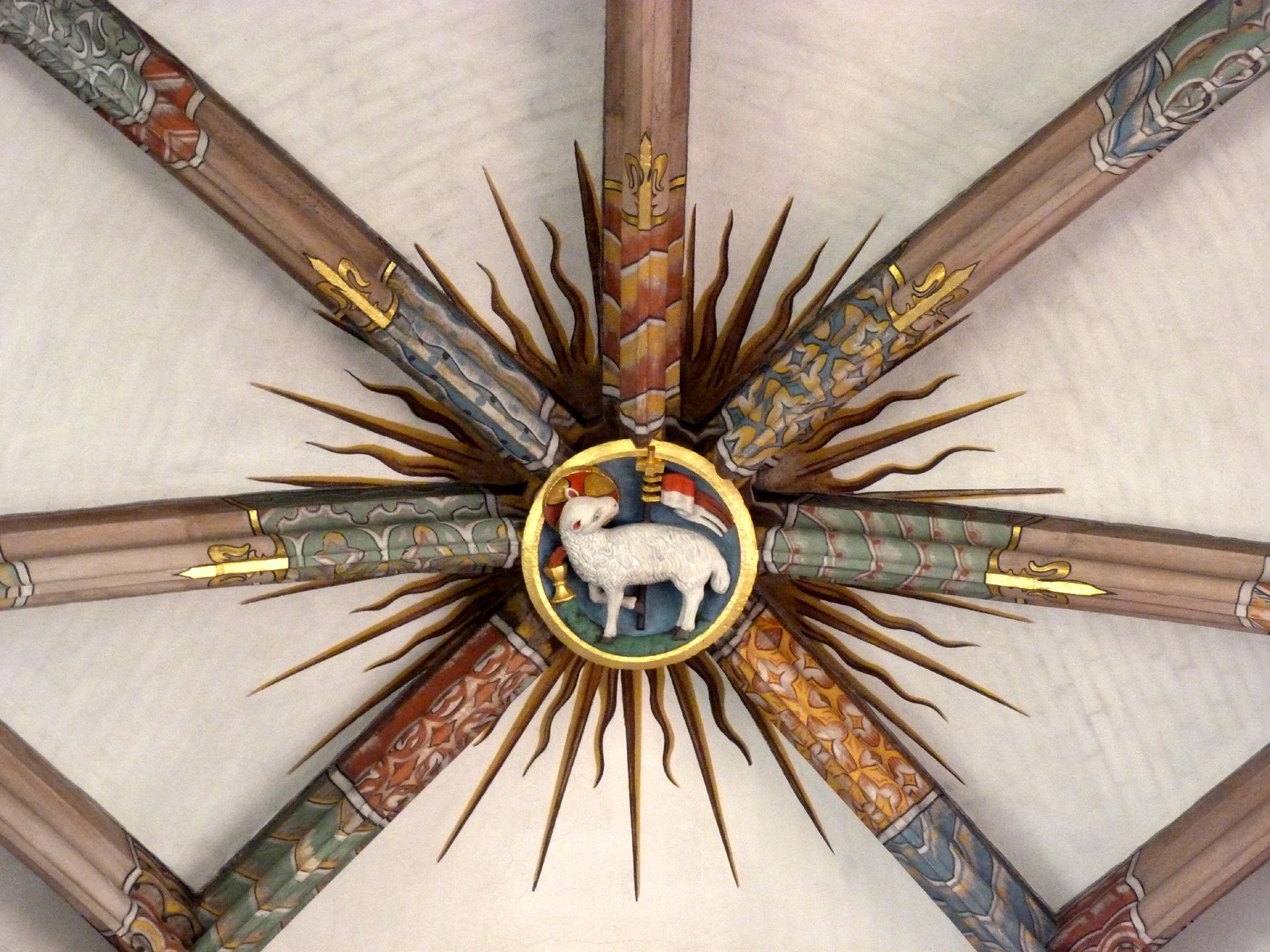 St. Peter Chorgewölbe, Schlussstein mit dem Lamm Gottes