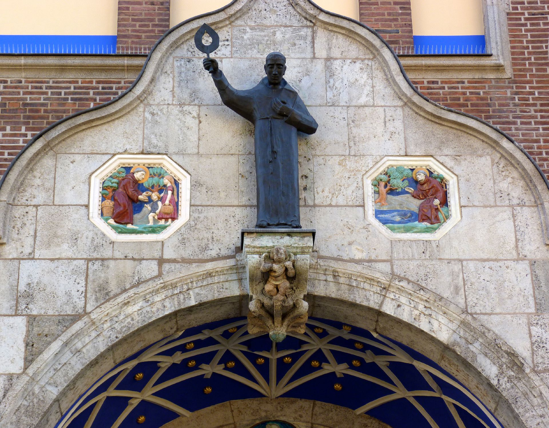 St. Anton Eingangshalle, Schweifgiebel