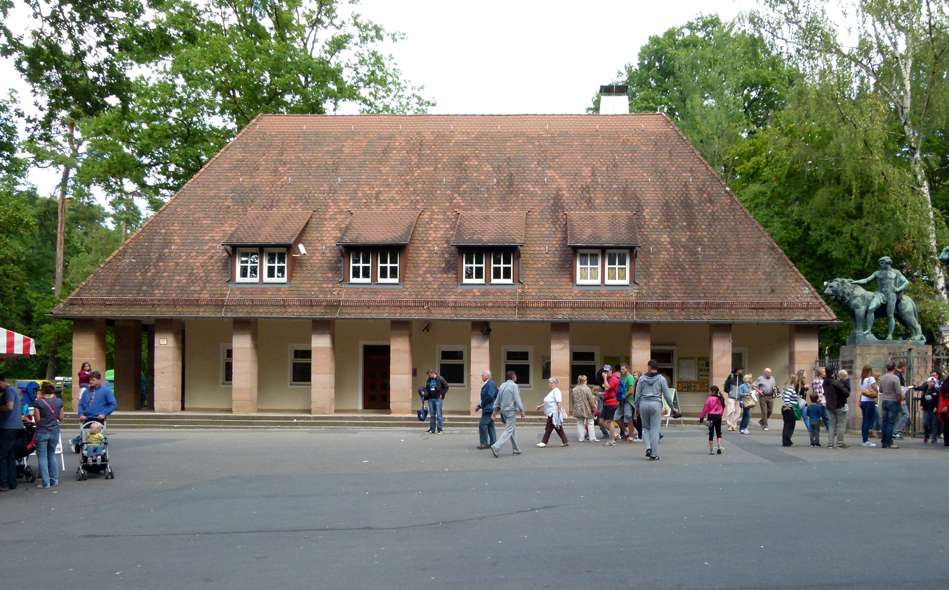 Tiergarten, Verwaltungsgebäude am Haupteingang Frontalansicht