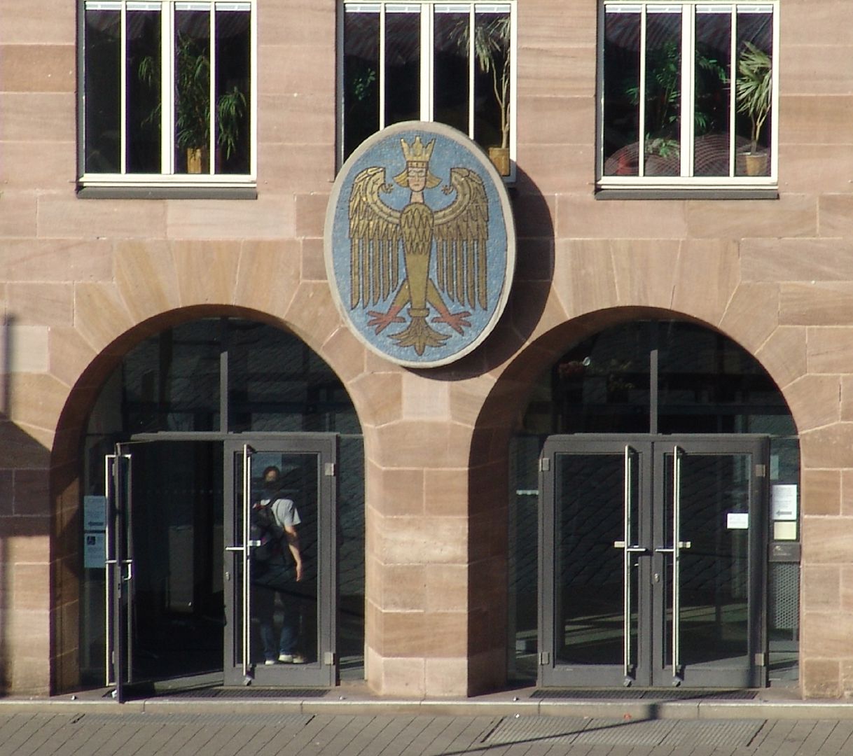 Neues Rathaus am Hauptmarkt Südfassade, Doppelportal