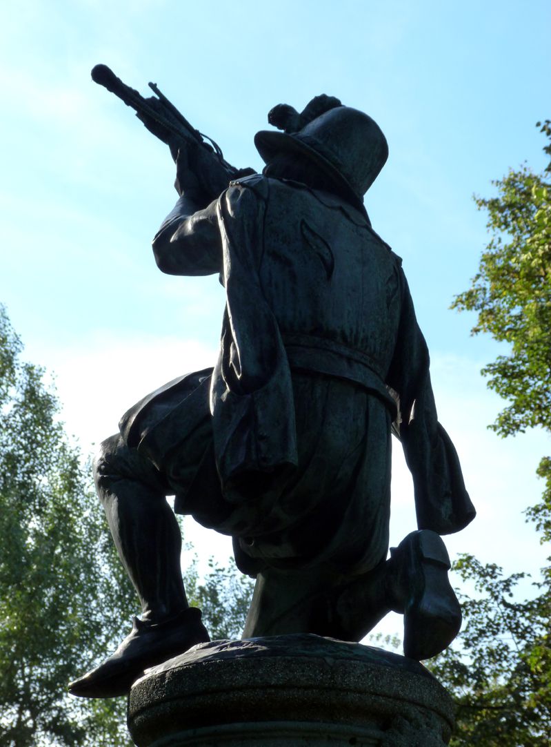 Schnepperschützenbrunnen Figur im Gegenlicht