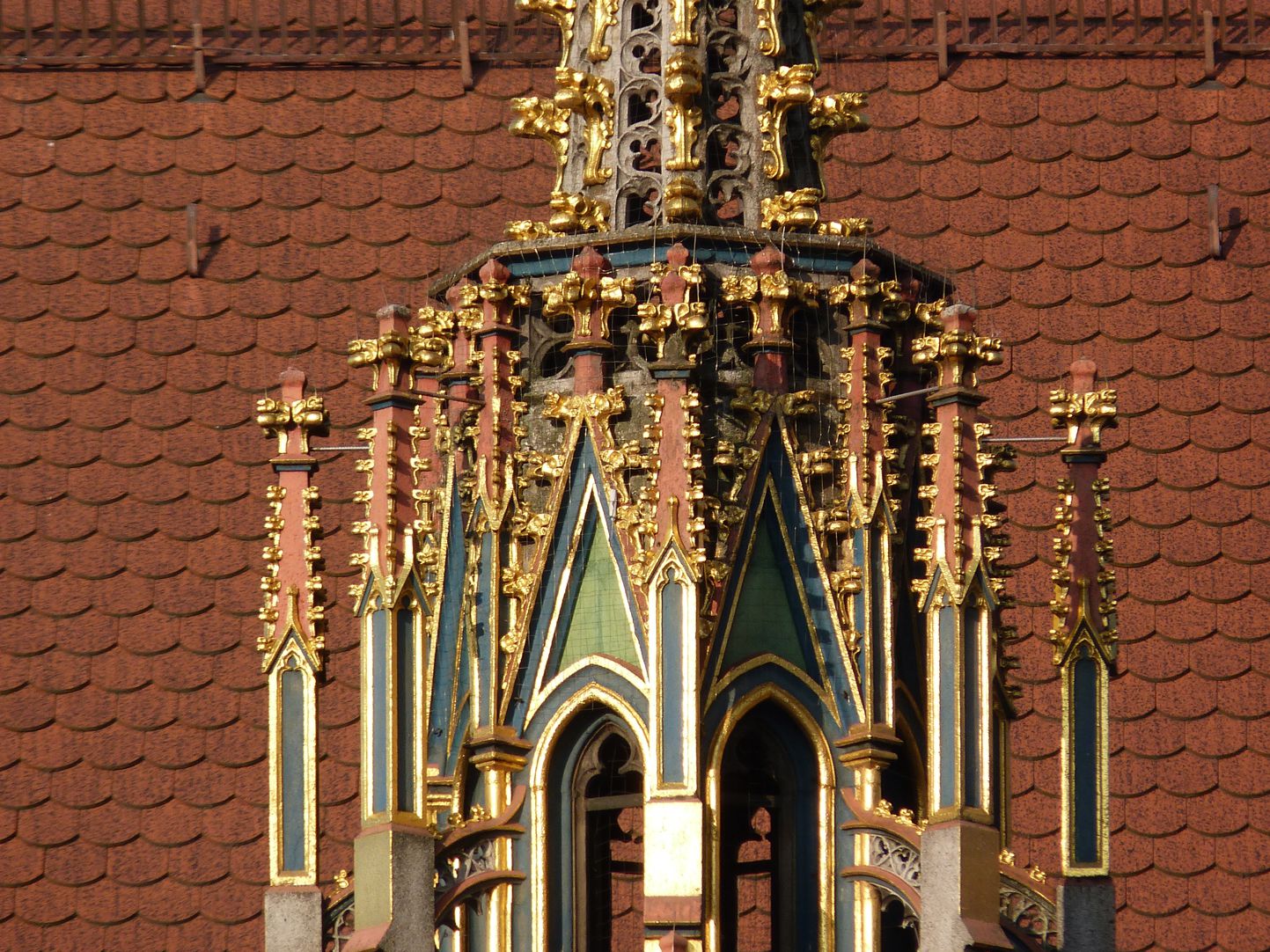 Schöner Brunnen Wimperge mit Strebewerk