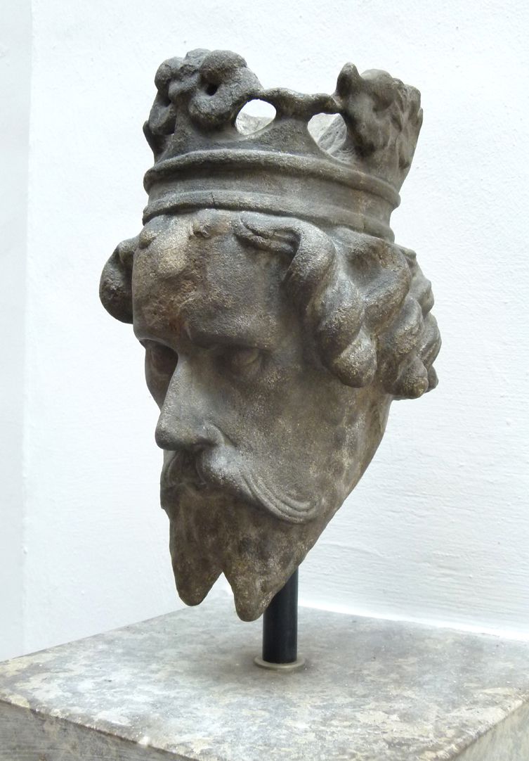 Schöner Brunnen König Artus, seitliche Ansicht