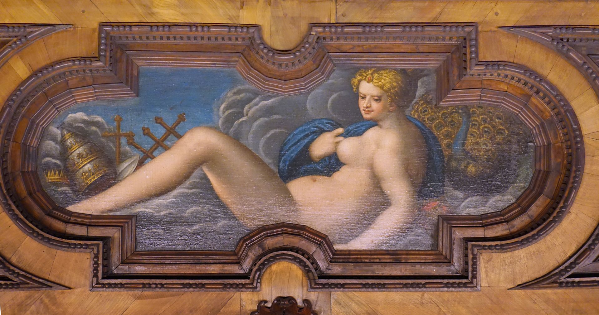 Decke des Schönen Zimmers Juno (Göttin der Ehe, Beschützerin der Frauen und der Familie. Dargestellt mit Herrschaftssymbolen und ihrem heiligen Vogel, dem Pfau)