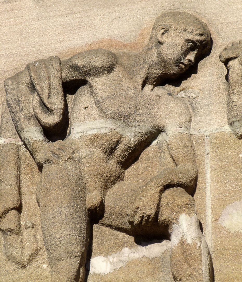 Sigmund Schuckert-Haus Chörlein, unteres Relief von Josef Wackerle, Jüngling der Vulkanschmiede, Detail