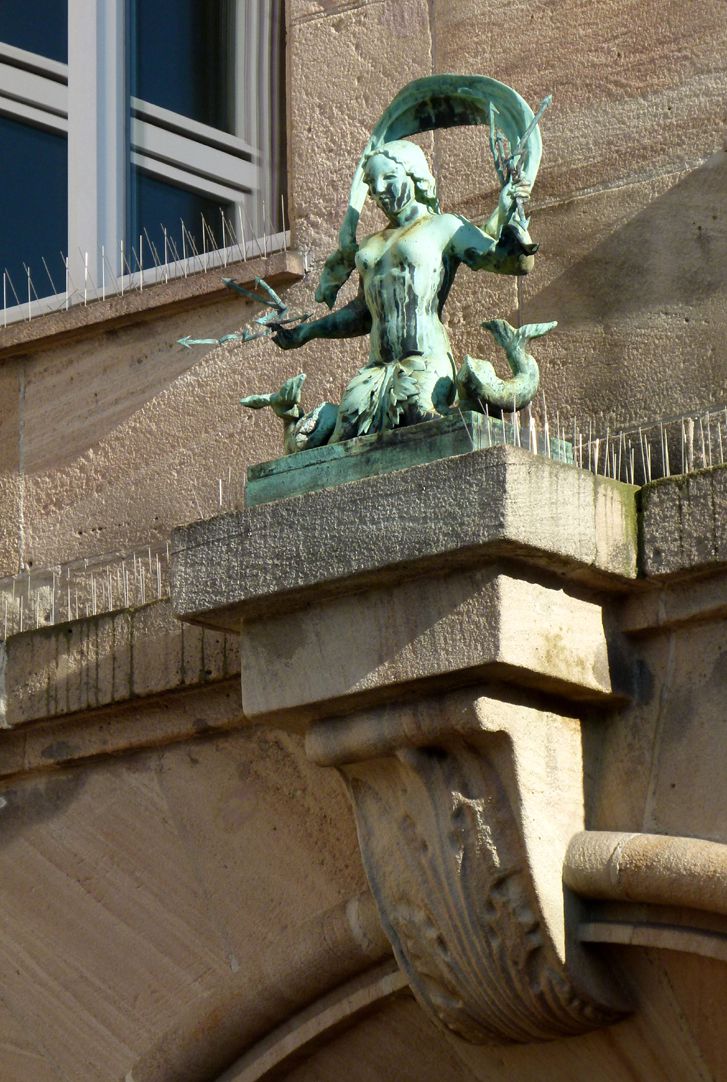 Sigmund Schuckert-Haus Hauptportal, Keilstein, Meeresweib, Bildhauer unbekannt