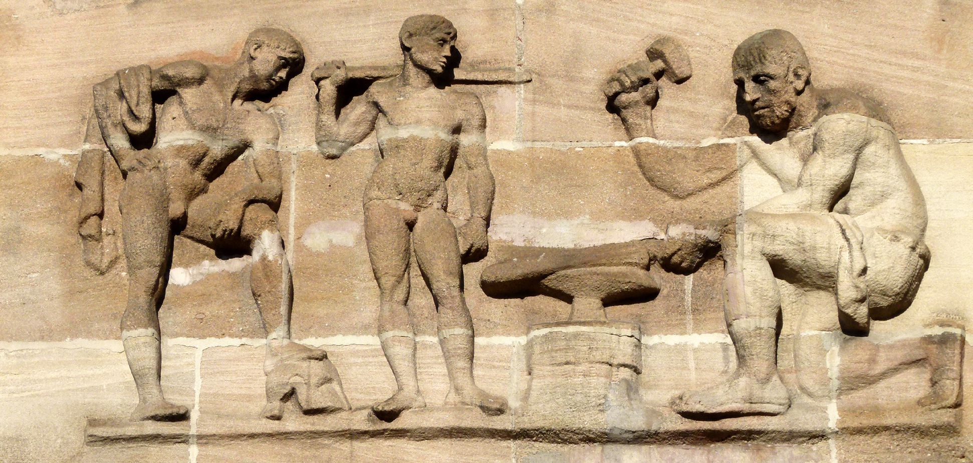 Sigmund Schuckert-Haus Chörlein, unteres Relief von Josef Wackerle: Die Schmiede des Vulkans - Anspielung an Siemens