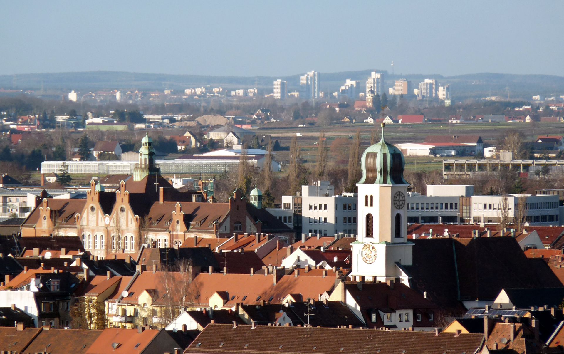 St. Michael Blick über die Dächer von St. Johannis in Richtung Michaelskirche / Dr.-Theo-Schöller-Schule