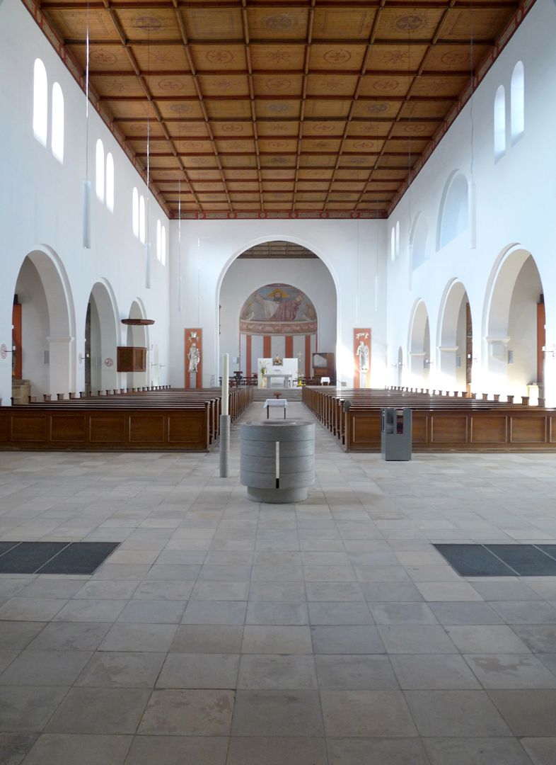 St. Ludwig Schiff in Richtung Altar, Holzdecke aus der Nachkriegszeit