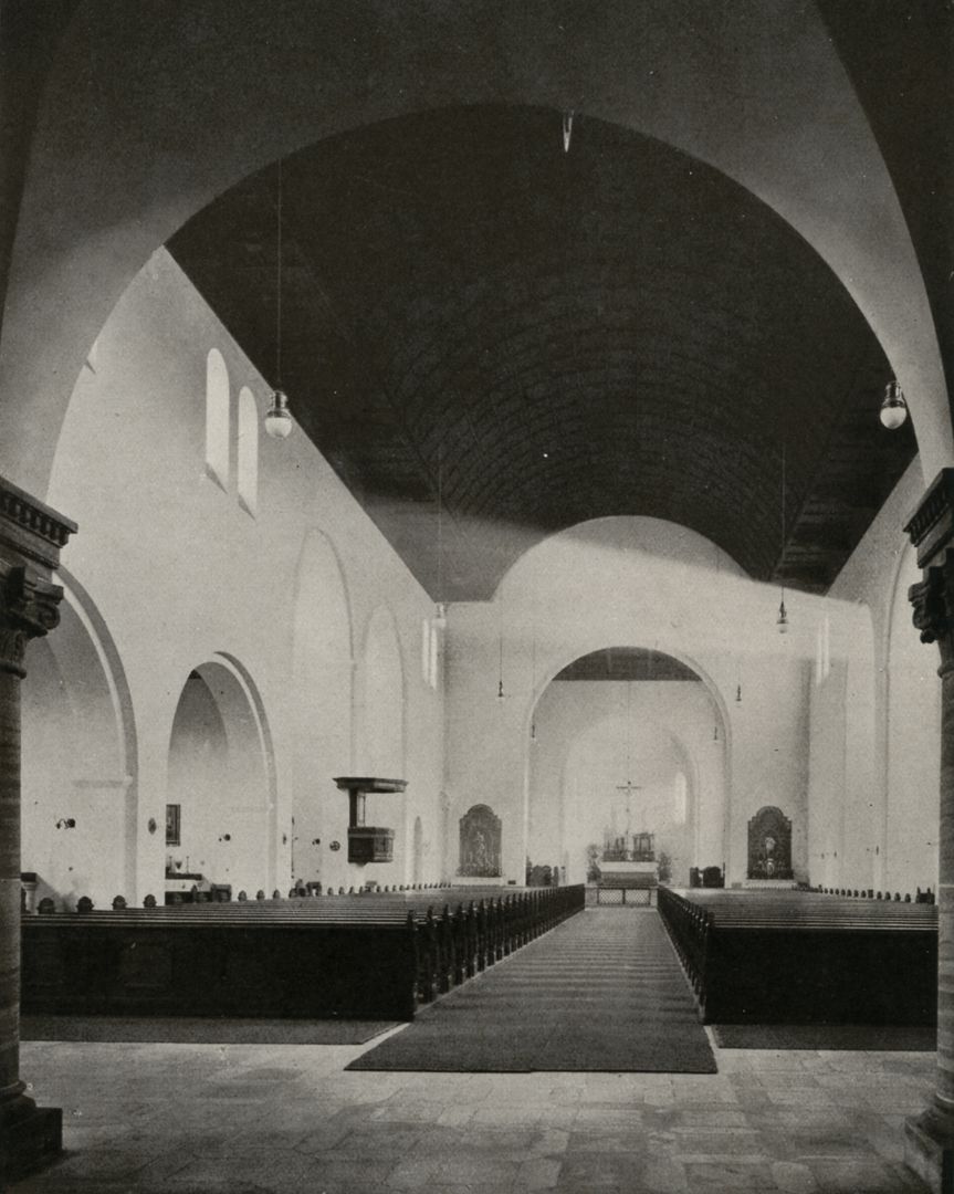 St. Ludwig Schiff in Richtung Altar mit dem ursprünglichen Holzgewölbe / Foto aus: „Otto Schulz“, Friedrich Ernst Hübsch Verlag, 1929