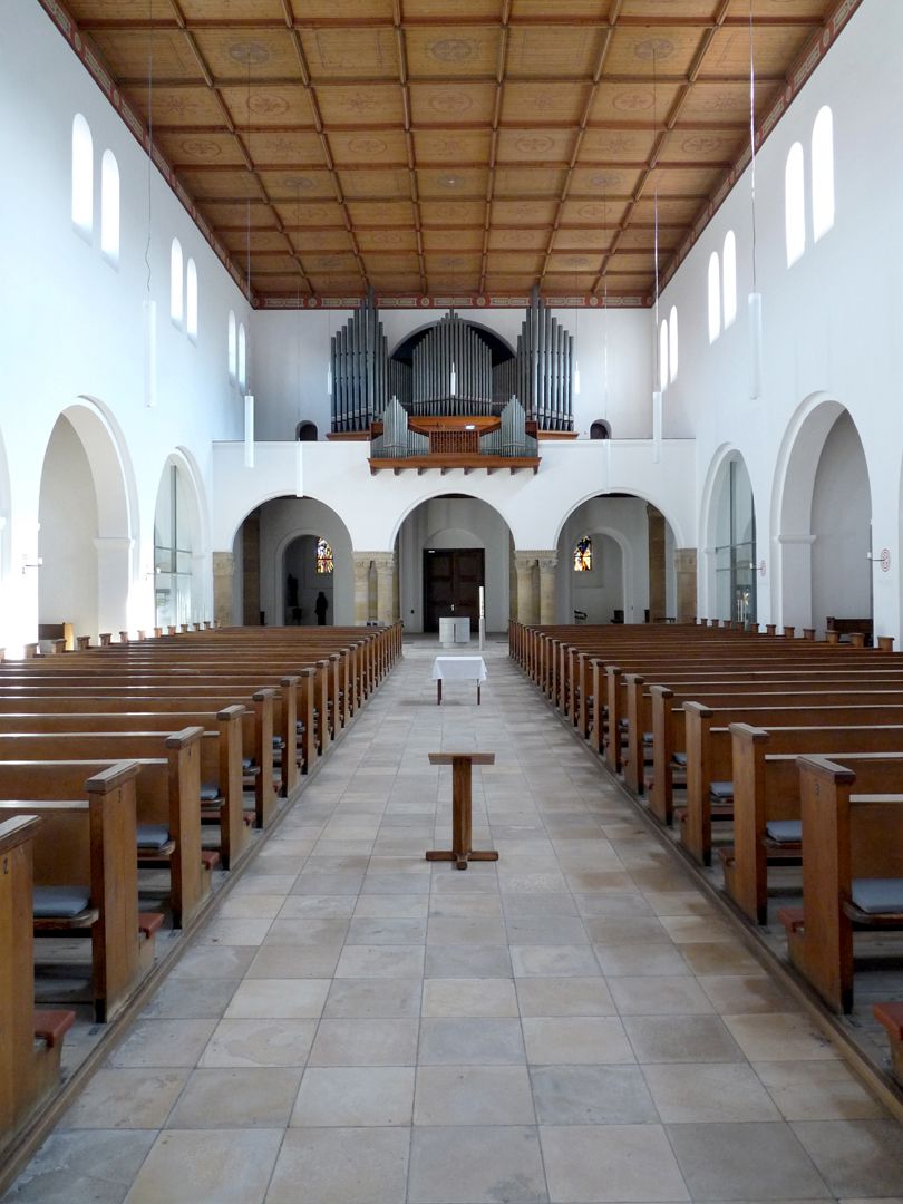 St. Ludwig Schiff in Richtung Eingang
