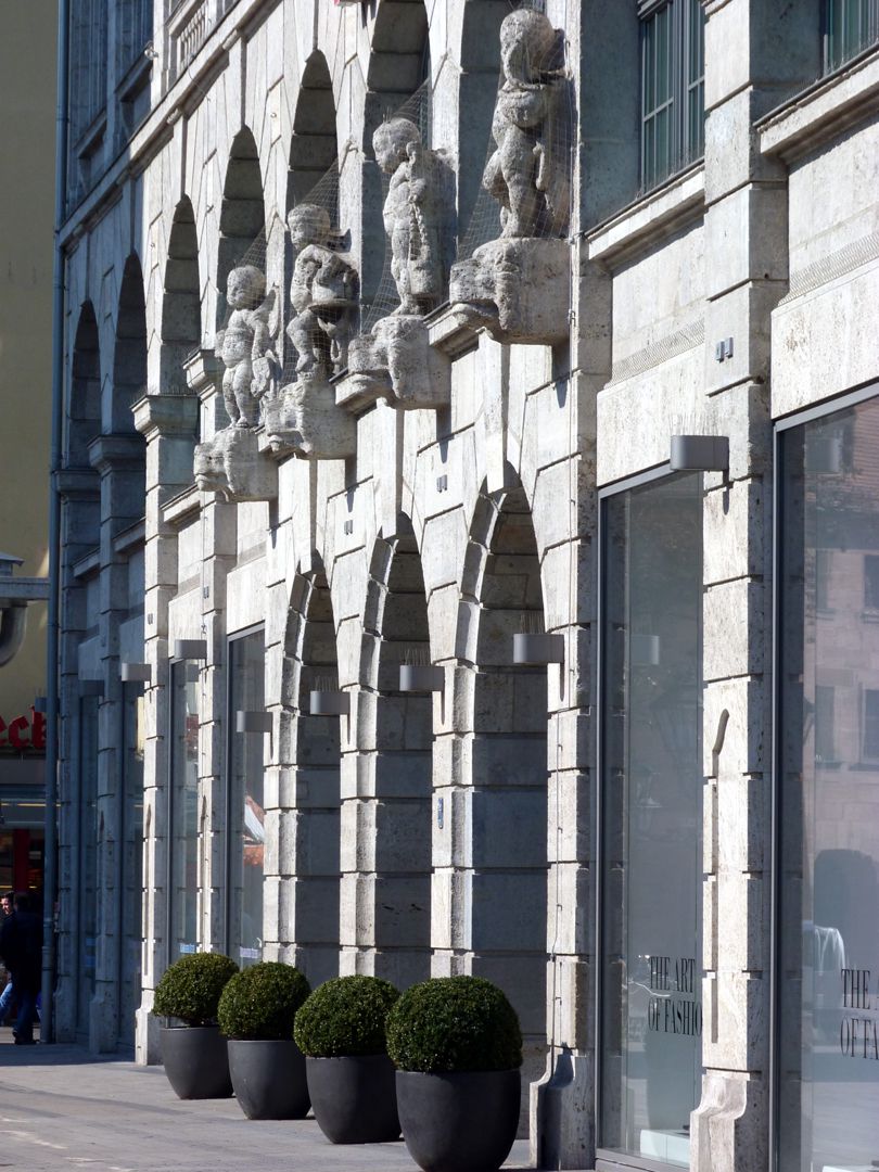 Ehemaliges Kaufhaus Tietz Mittelrisalit mit Skulpturenreihe