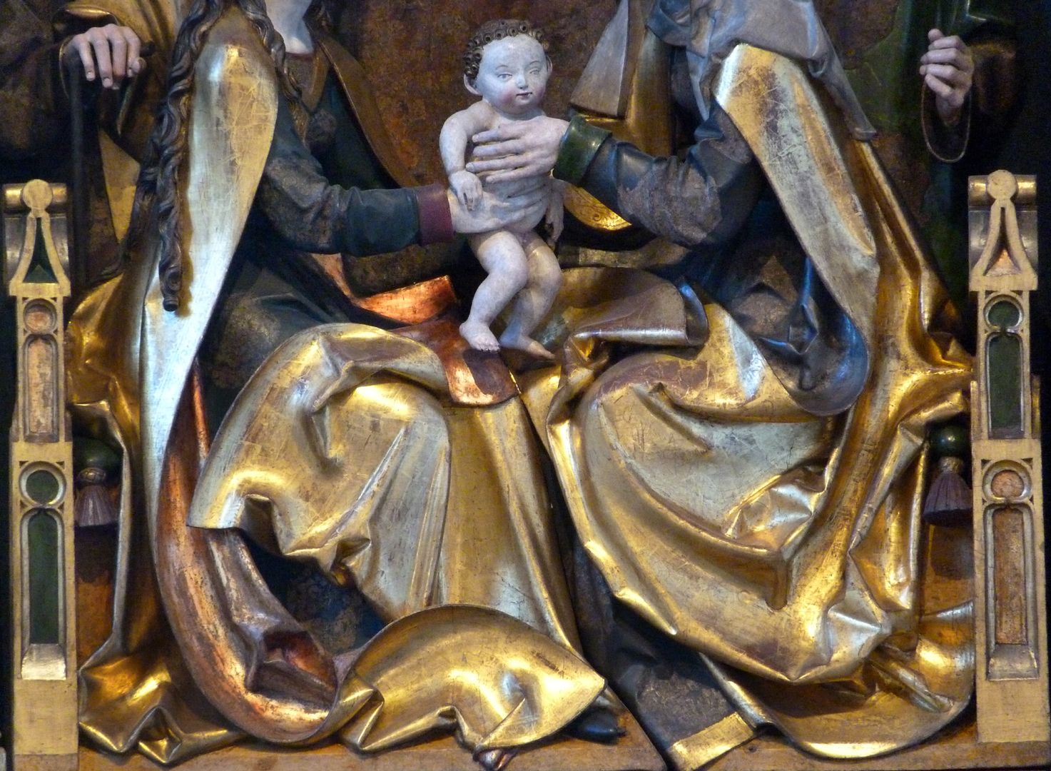 Annen- oder Sippen-Altar Mittelschrein, Faltenwerk der Gewänder von Maria und Anna