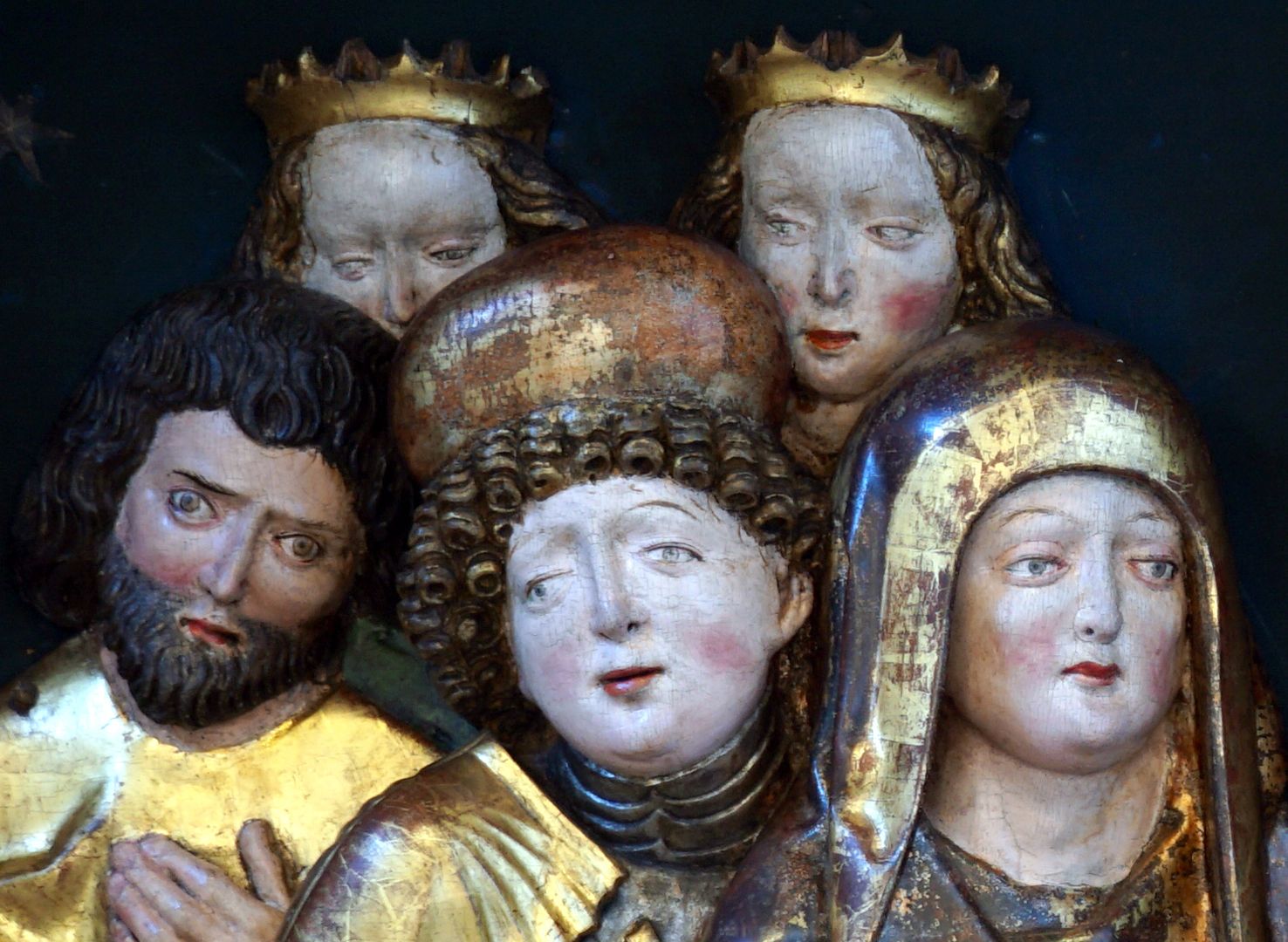 Annen- oder Sippen-Altar Predella, Heiligengruppe im linken Drittel, mittig mit Haube der Hl. Georg
