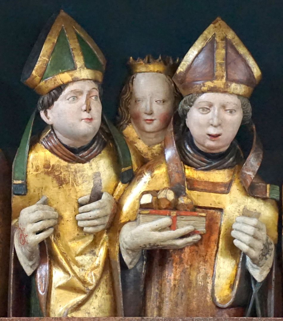 Annen- oder Sippen-Altar Predella, mittlere Gruppe von Heiligen, rechts der Hl. Nikolaus von Myra mit einem Buch und drei goldenen Kugeln (bzw. Broten oder Äpfeln) als Attributen