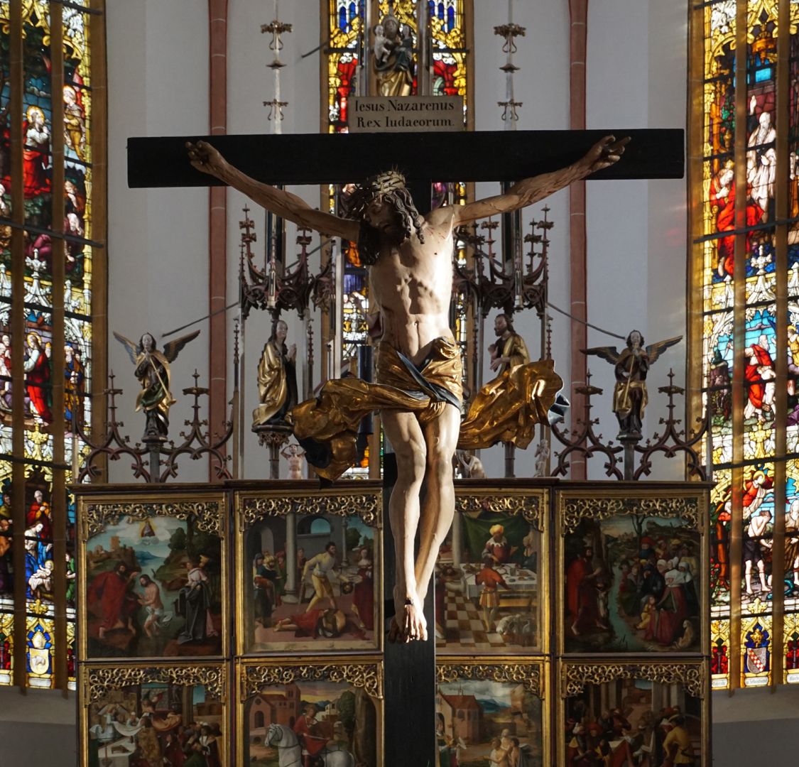 Triumphkreuz Ansicht von Westen im Hintergrund Hauptaltar