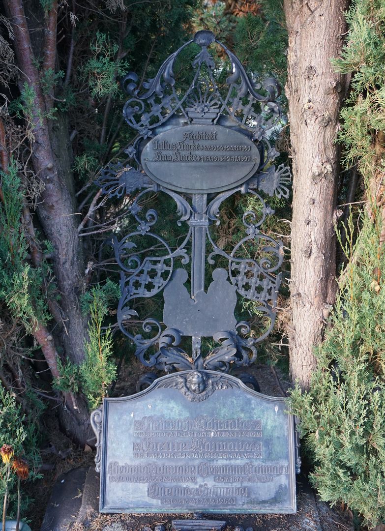 Johannisfriedhof Grabstätte 778 Schmiedeeisernes Kreuz für Eheleute Lincke / Tafel für Familie Schwabe