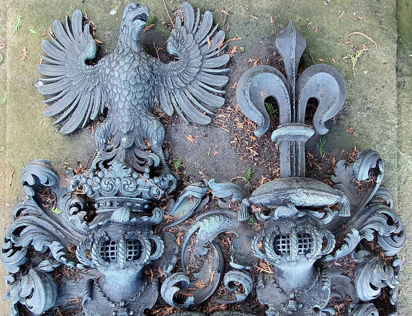 Epitaph des Wolf Jacob Nützel Spangenhelme des Wappens mit Adler und Lilienstab