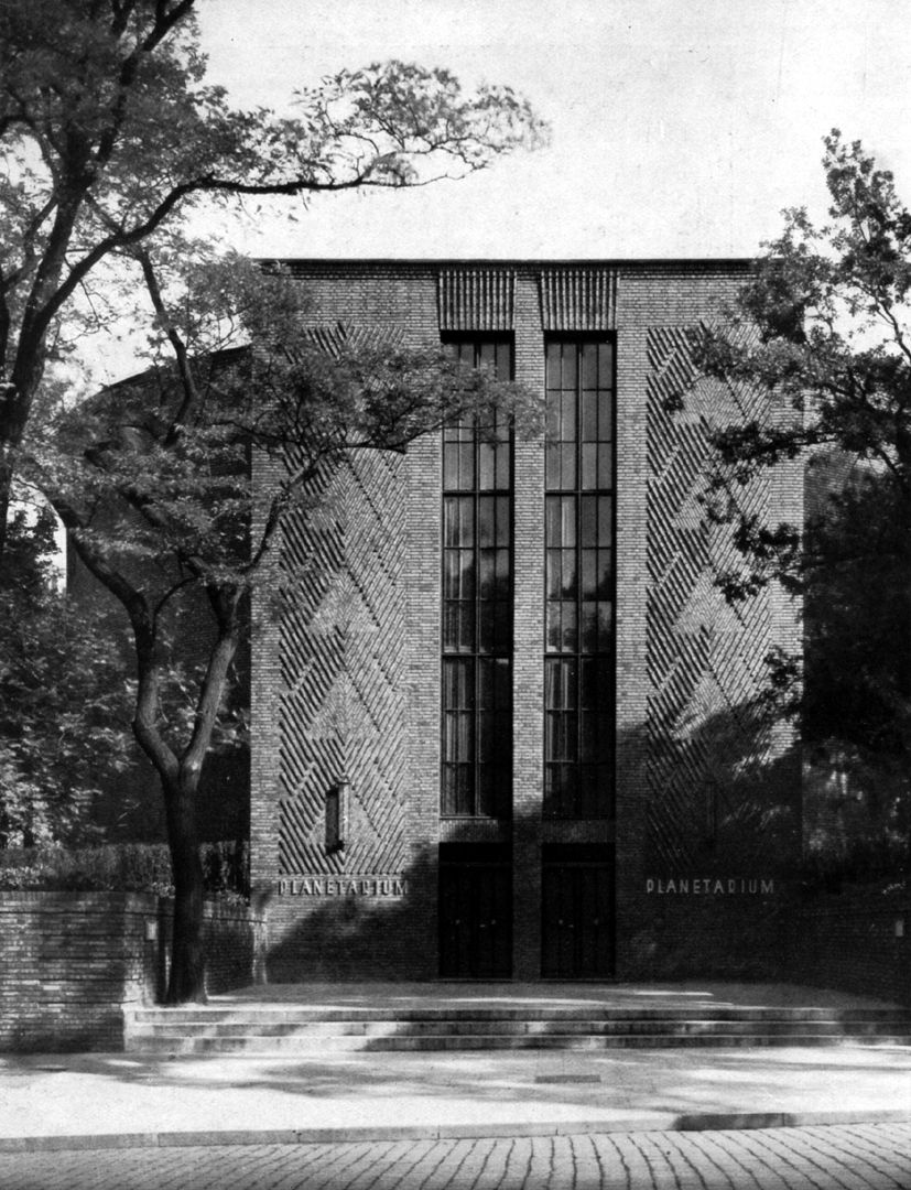 Planetarium Kuppelbau mit vorgesetztem Treppenhaus / Foto aus: „Otto Ernst Schweizer“, F. E. Hübsch Verlag