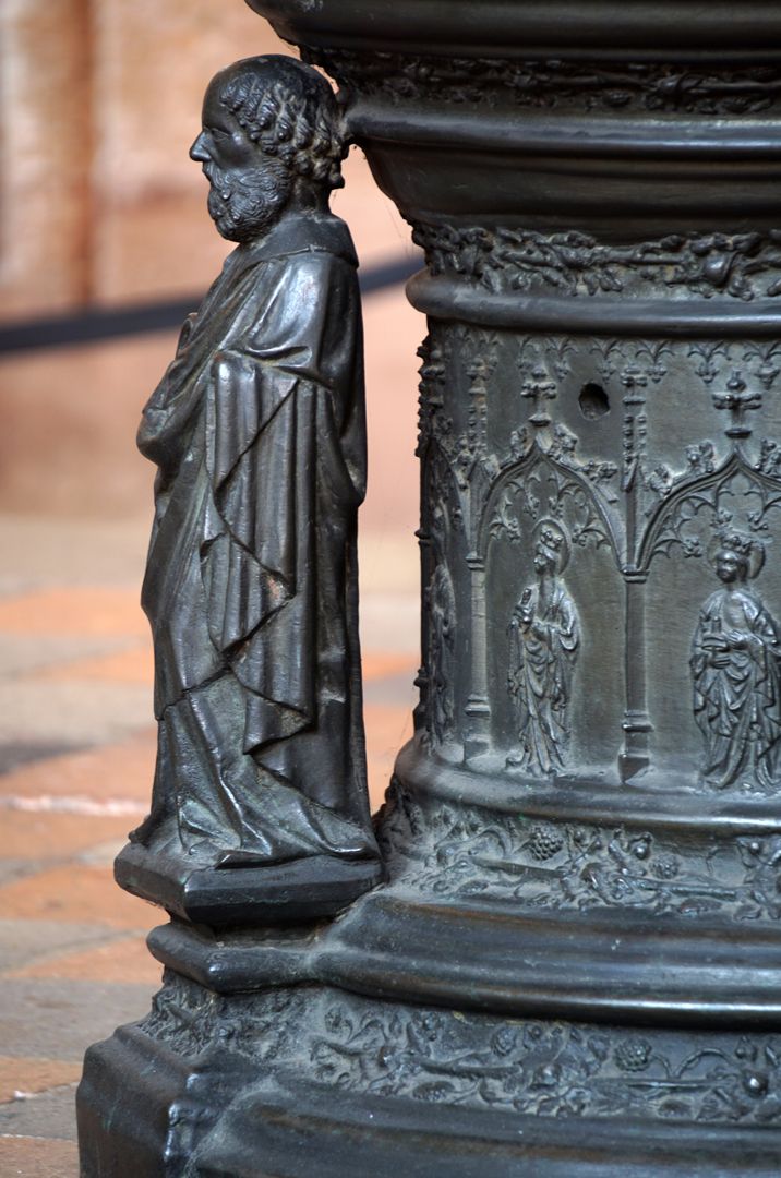 Taufbecken Apostelfigur an der Nordwestecke