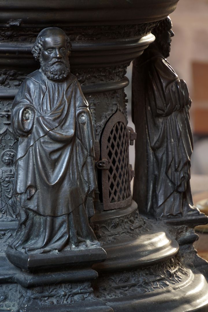 Taufbecken Apostelfiguren an der Südseite
