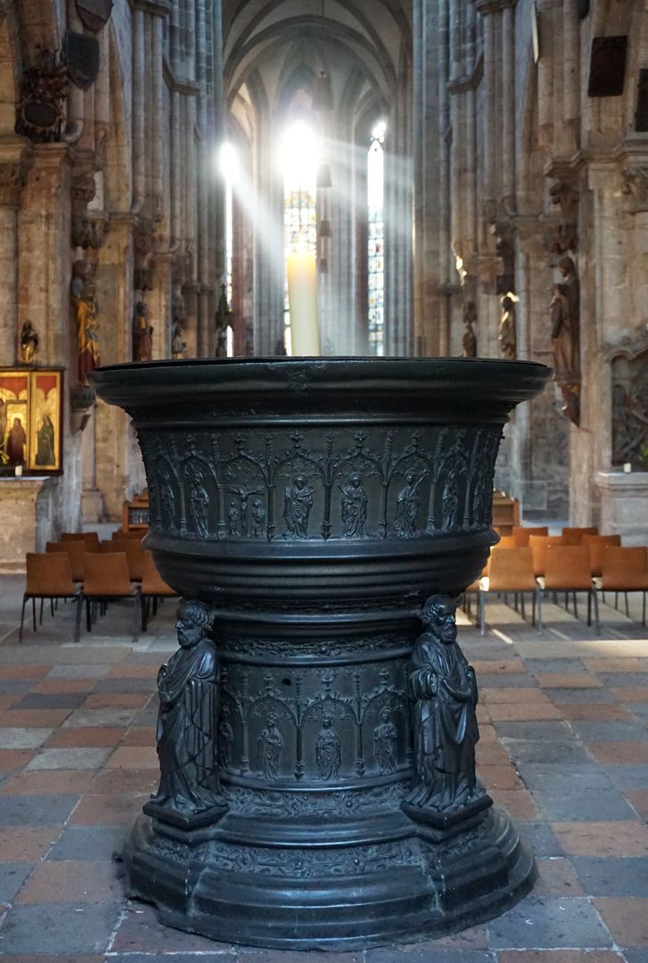 Taufbecken Ansicht von Westen