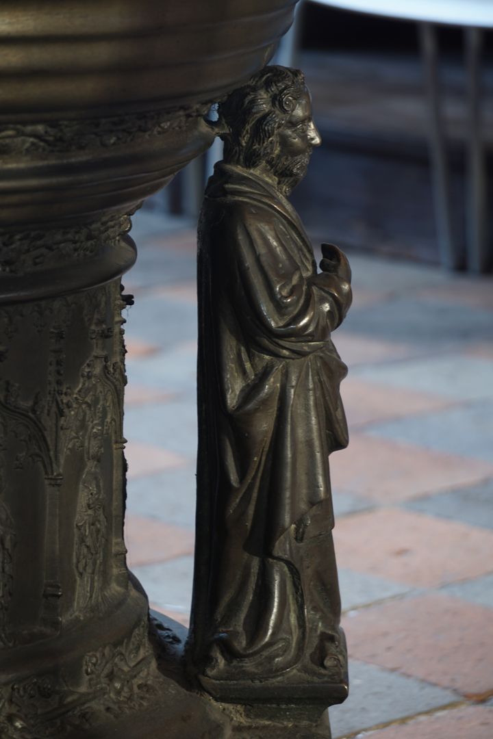 Taufbecken Apostelfigur (Einzelmodell) an der Nordostecke