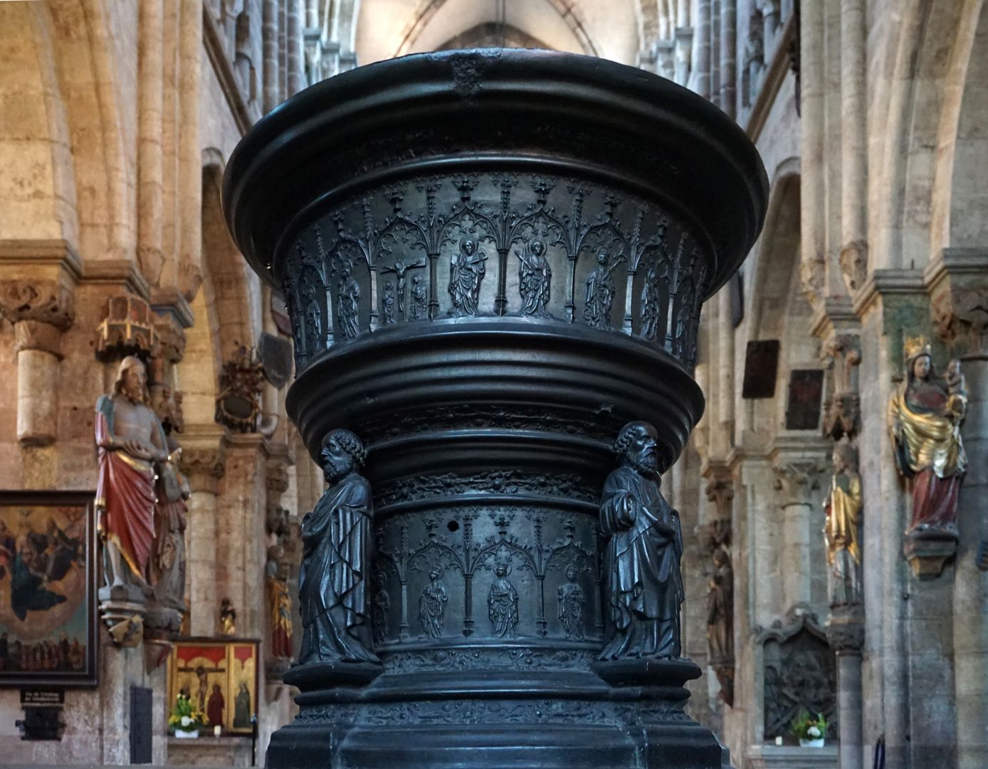 Taufbecken Ansicht von Westen