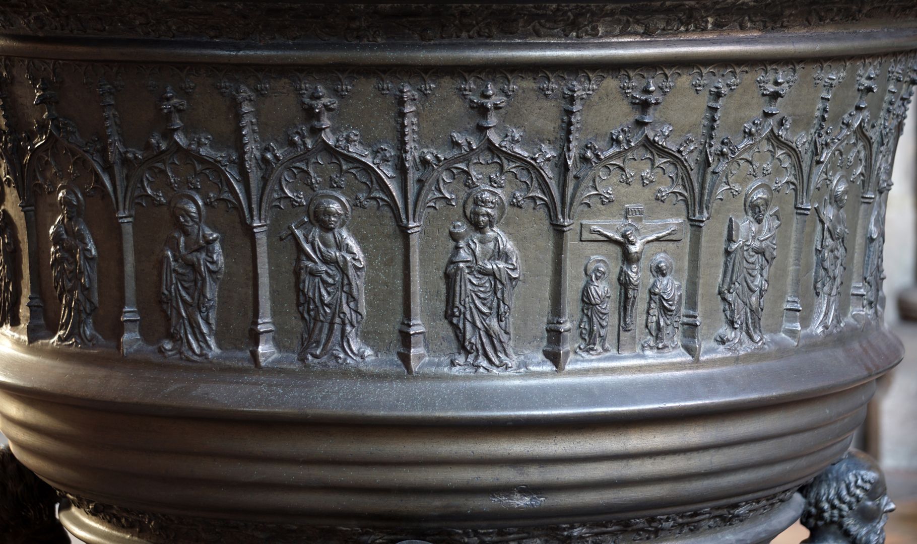 Taufbecken Ansicht von Nordwest, Detailansicht mit Figurenfries und Kreuzigungsszene