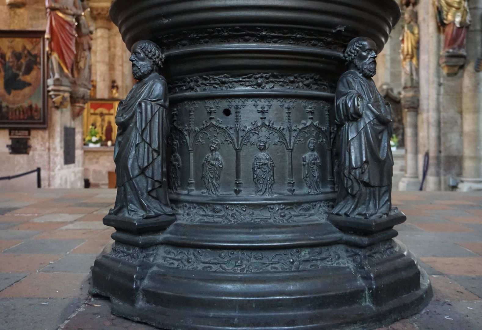 Taufbecken Detailansicht von West