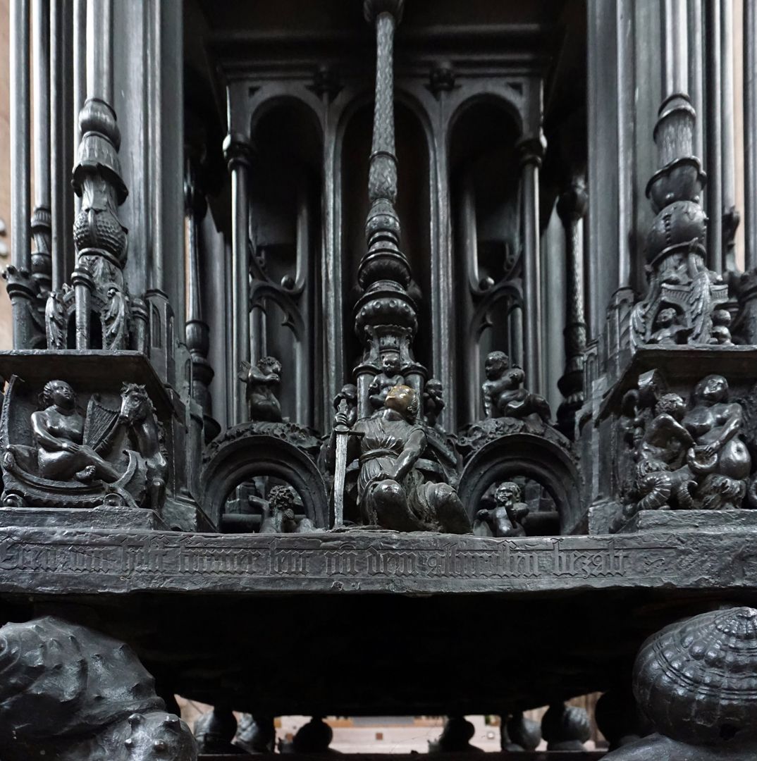 Sebaldusgrab Ostseite, "von Schnecken getragen nach oben strebend"