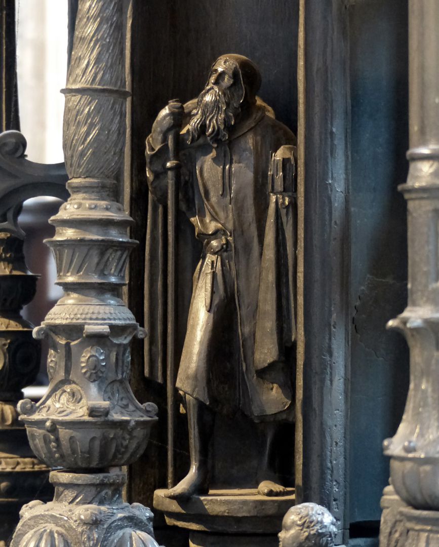 Sebaldusgrab Heiliger Sebaldus mit Kirchenmodell, Westseite, unterer Kernbereich