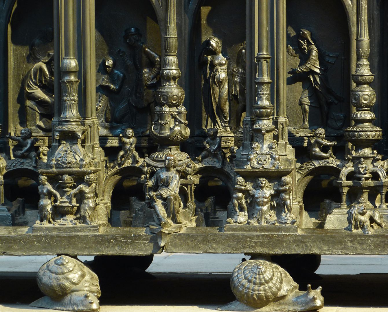 Sebaldusgrab (Nordseite) Mitte des unteren Sockelbereichs mit Gestalt der Klugheit, im Hintergrund Szenen der Sebalduslegende