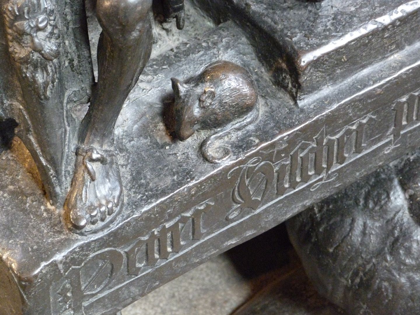 Sebaldusgrab (Südseite) Eine Maus zu Füßen des Theseus