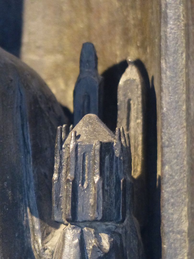Sebaldusgrab (Westseite) Kirchenmodell in der Hand des heiligen Sebaldus
