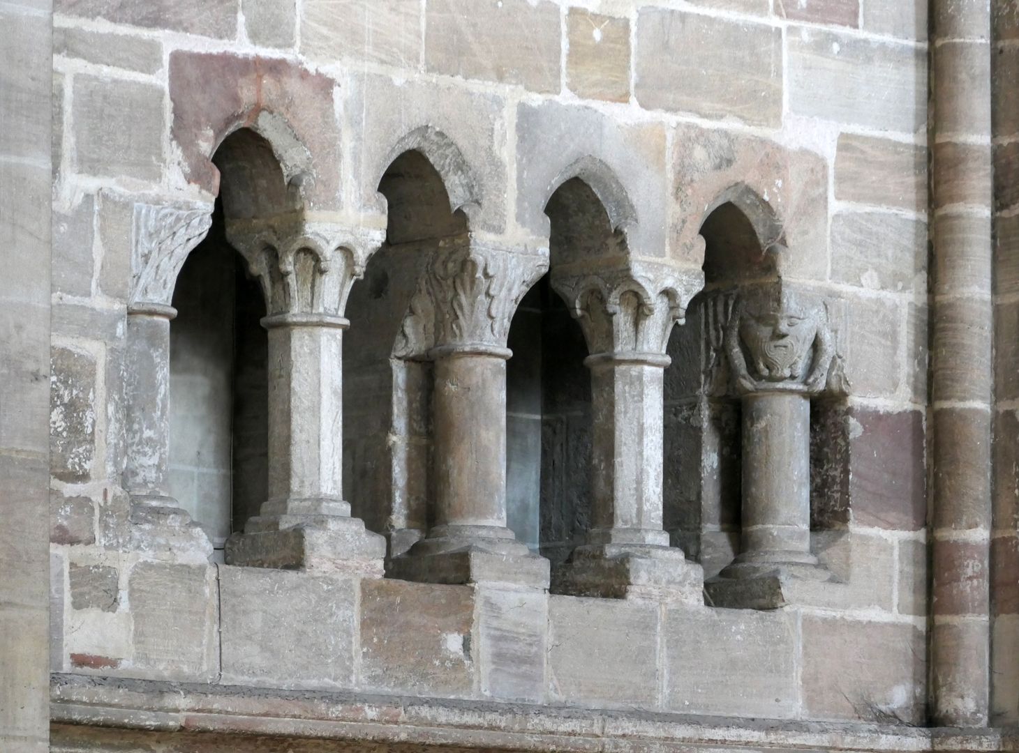 Die Sebalduskirche als Architektur Detail des Triforiums (östliches Südjoch, hier als Blende gestaltet)