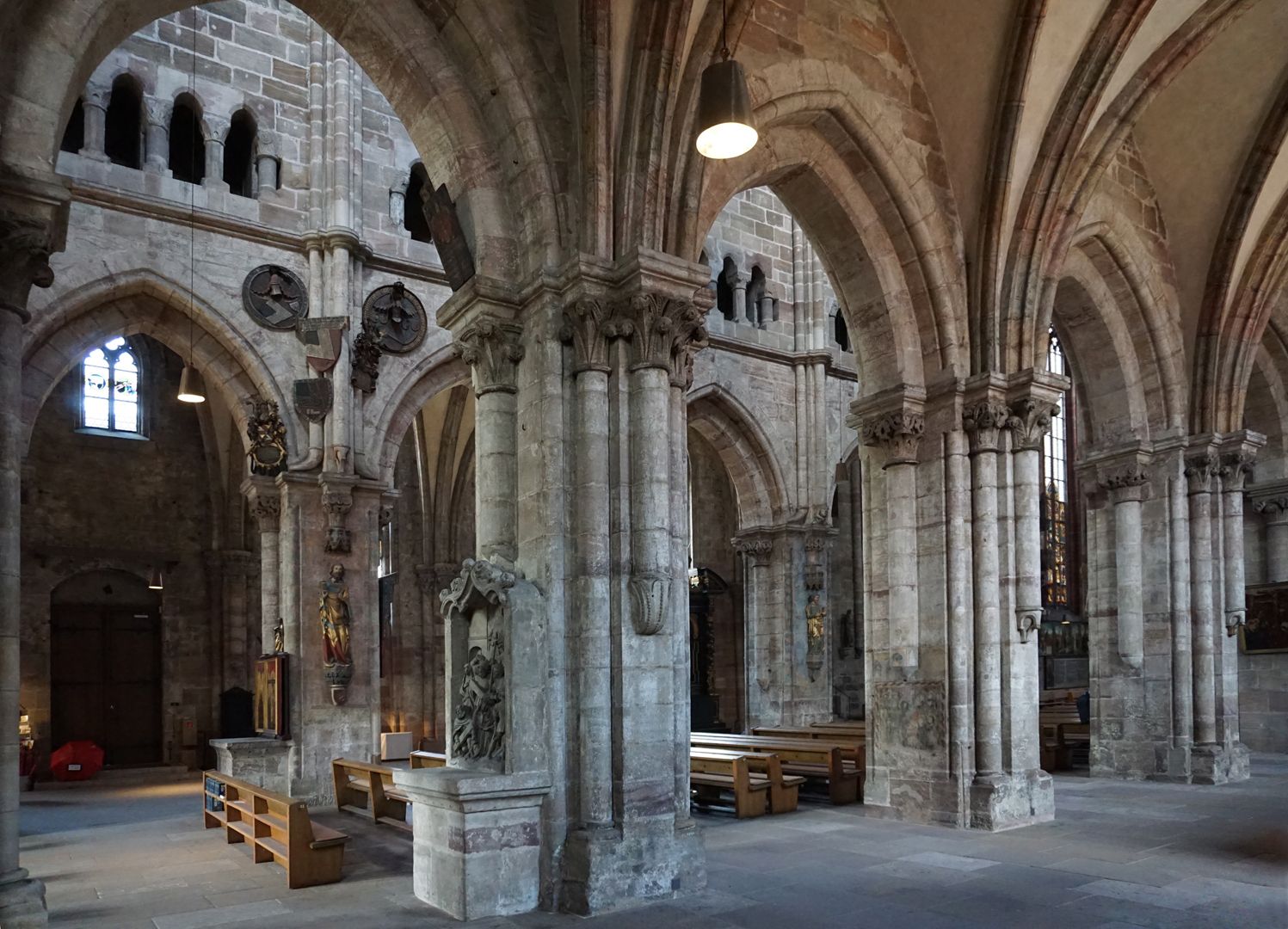 Die Sebalduskirche als Architektur Schrägansicht vom südlichen Seitenschiff in Richtung NO