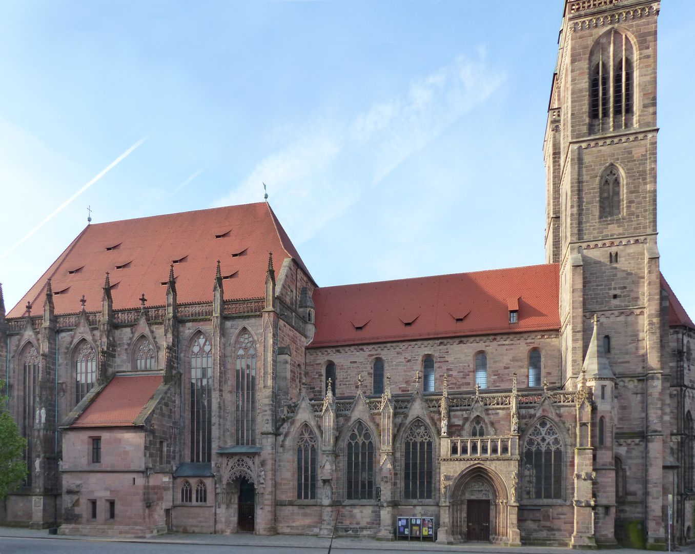 Die Sebalduskirche als Architektur Baukörper von N: von r. Nach l.: Westchor, Türme, Langhaus mit Marienportal, ehemaligen Querhaus (Chor) mit Brautportal, Chor mit Sakristei (deren Obergeschoss Schatzkammer)