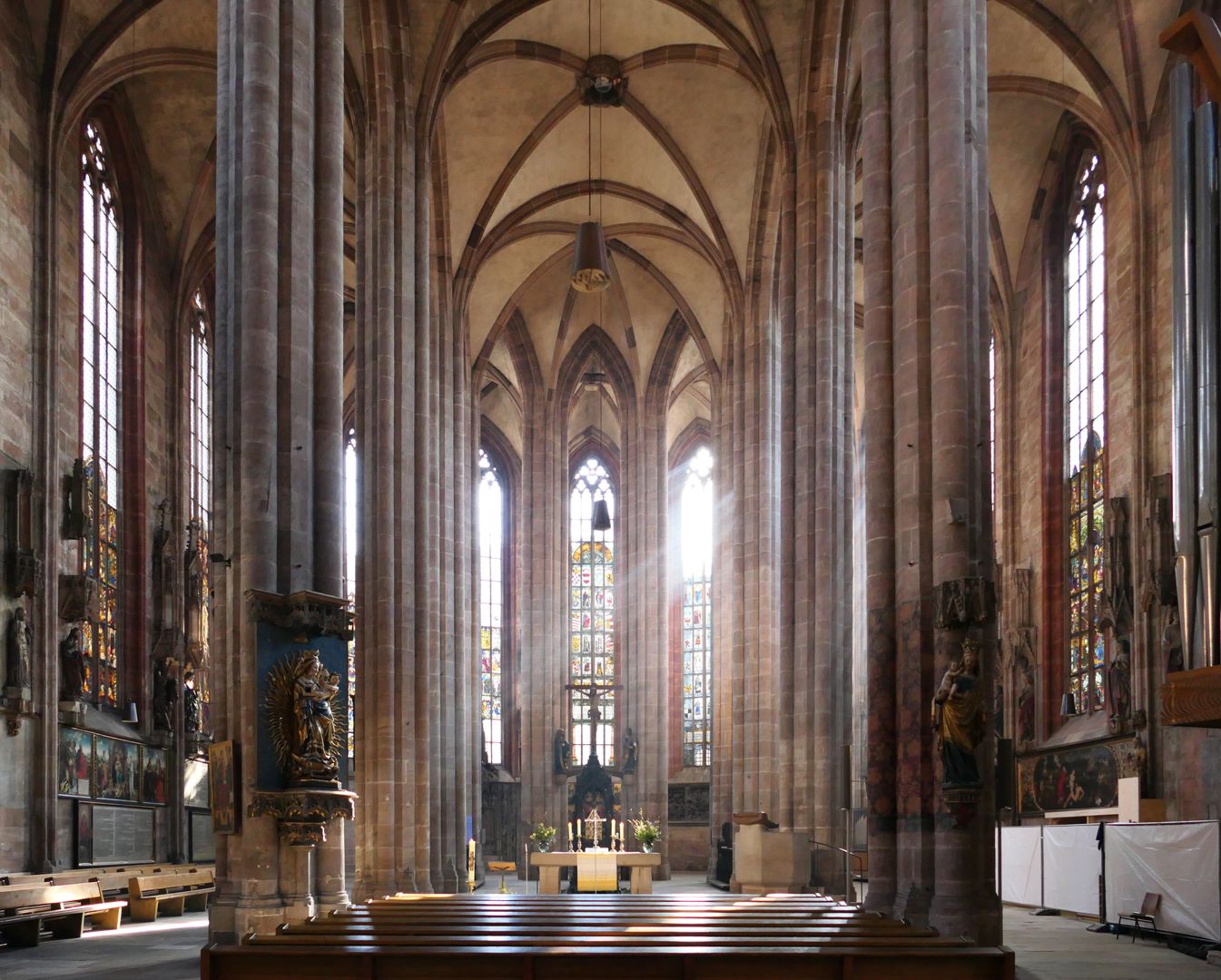 Die Sebalduskirche als Architektur Blick in den Hallenchor nach O