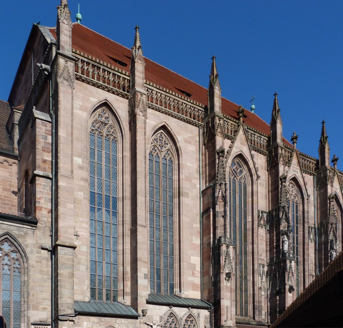 Die Sebalduskirche als Architektur Chor von SW: die schmucklosen ersten zwei Joche entsprechen dem vormaligem Querhaus