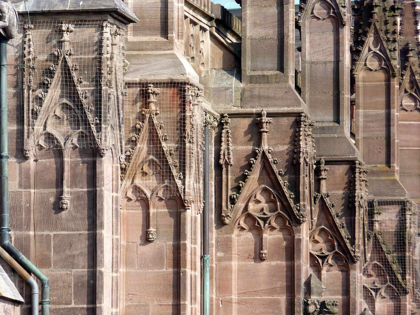Die Sebalduskirche als Architektur Abfolge der Blendwimperge als Oberteil der Chorstrebepfeiler