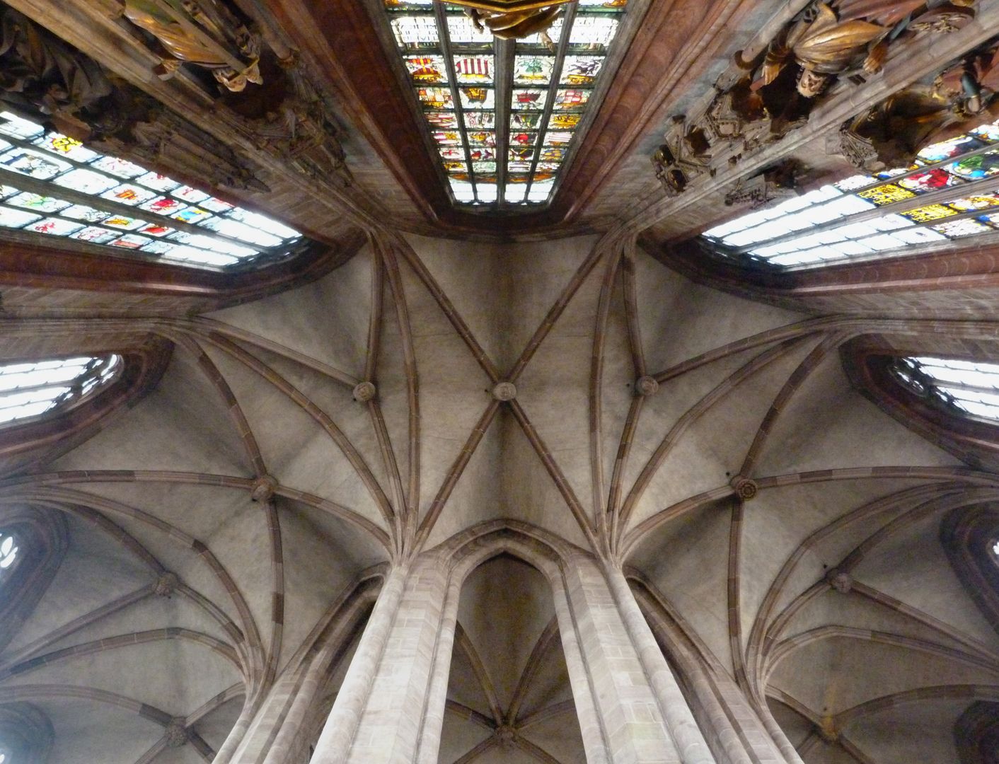 Die Sebalduskirche als Architektur Chorumgang mit abwechselnden recht- und dreieckigen Jochen mit jeweils Kreuzrippen und Dreistrahlen