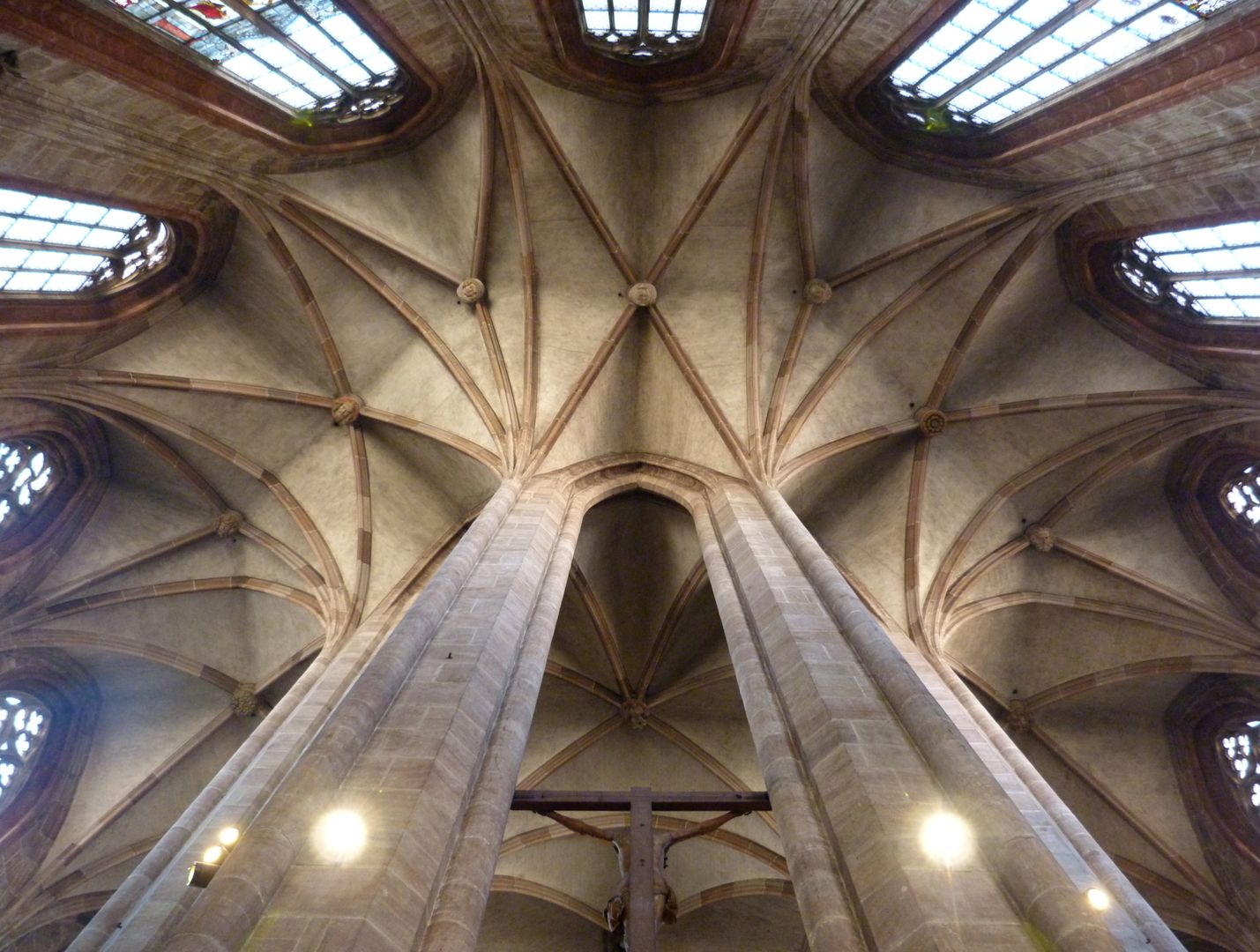 Die Sebalduskirche als Architektur Chorumgang mit neun Seiten eines Sechzehnecks