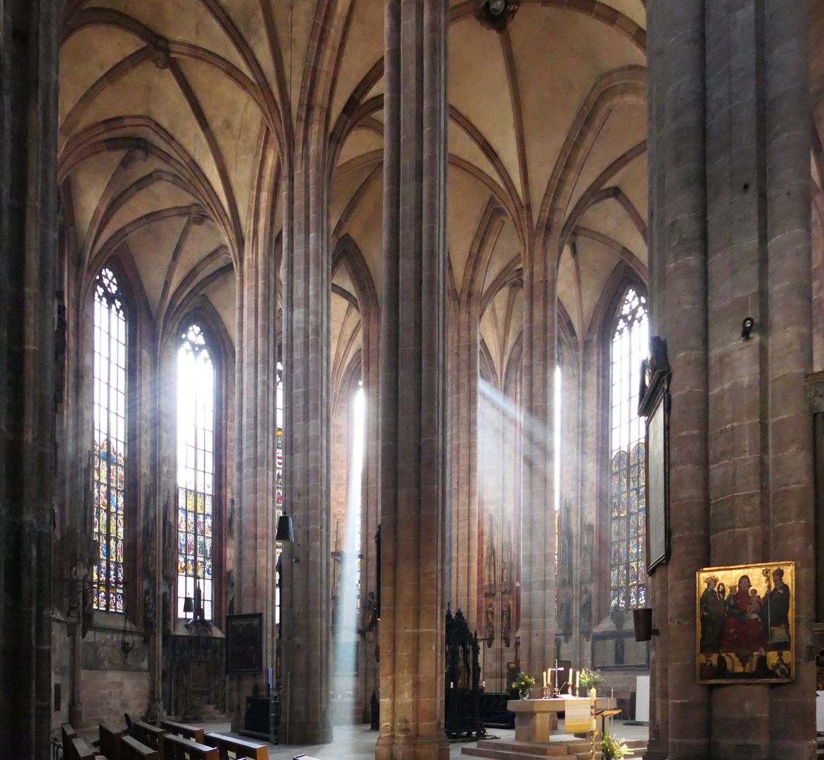 Die Sebalduskirche als Architektur Schrägansicht des Hallenchores