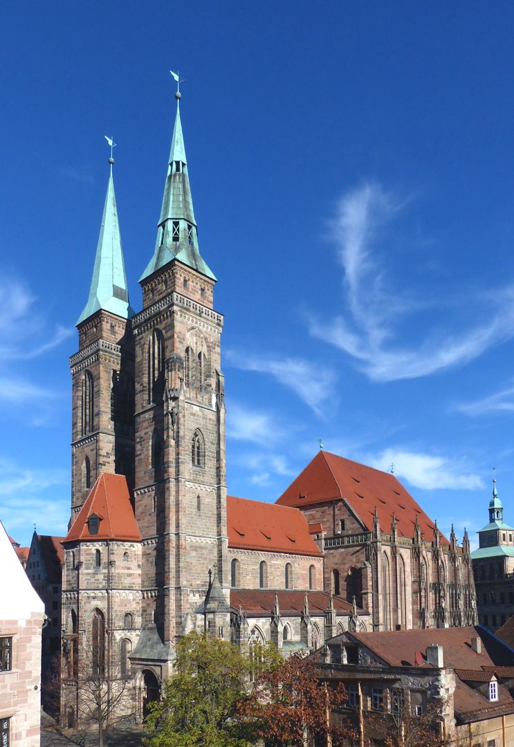 Die Sebalduskirche als Architektur St. Sebald von SW: Westchor, Turmpaar, basilikales Langhaus mit romanischem Obergaden, Hallenchor.