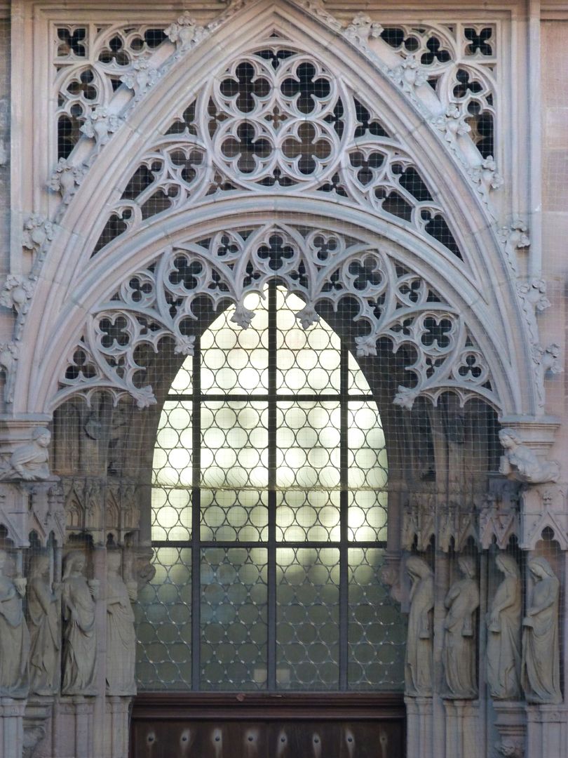 Die Sebalduskirche als Architektur Brautportal mit durchbrochenem Maßwerk und hängendem Fries