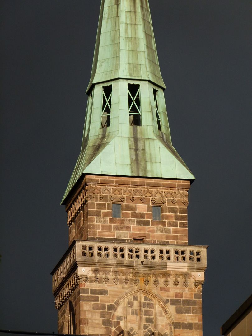 Die Sebalduskirche als Architektur Südturm, Wächterstube gegen eine Wolkenwand