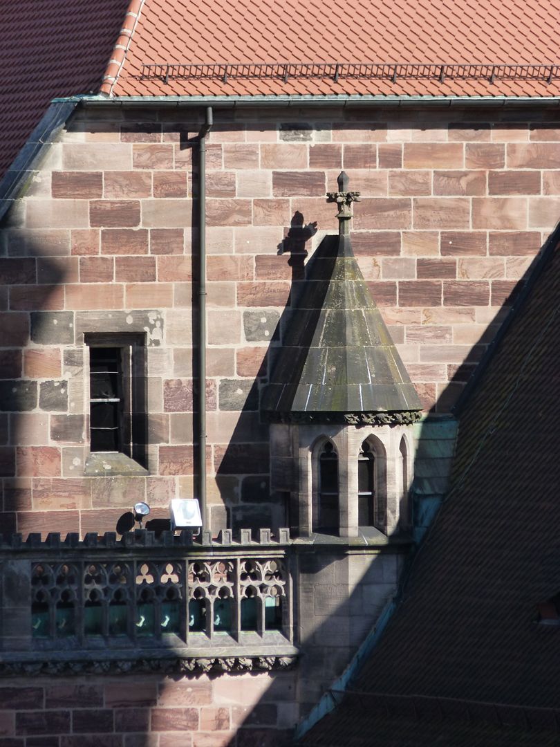 Die Sebalduskirche als Architektur Abschluss des Treppentürmchens zum maßwerkumzäunten Gang