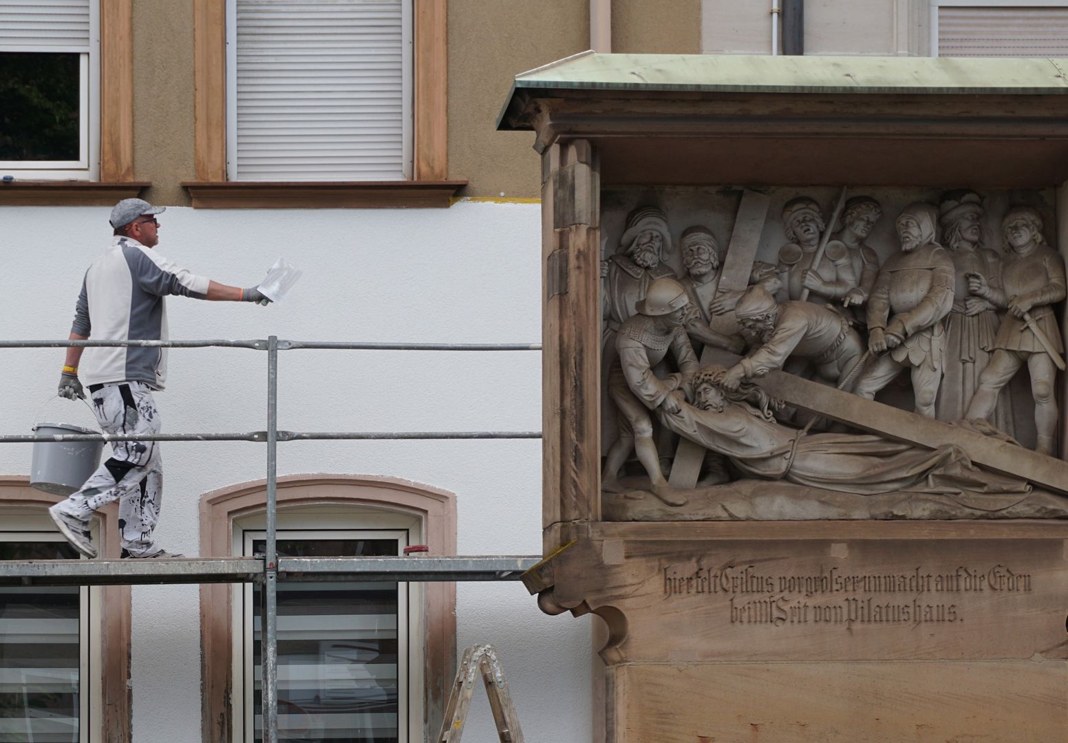 6. Kreuzwegstation Größenverhältnis: Mensch zu Kreuzwegstation