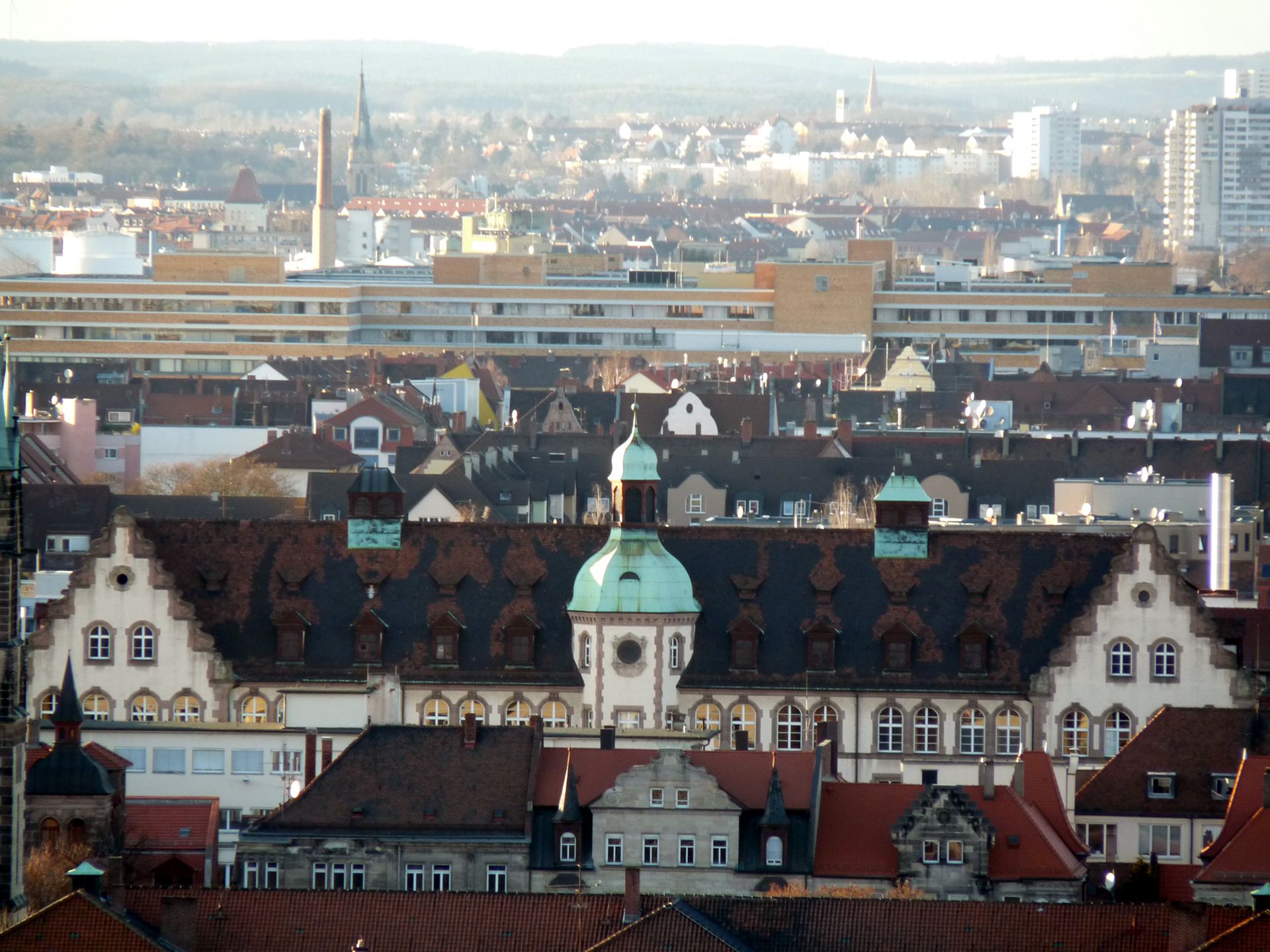 Johann-Daniel-Preißler-Schule Blick über Gostenhof mit Obergeschoss und Dach der Johann-Daniel-Preißler-Schule
